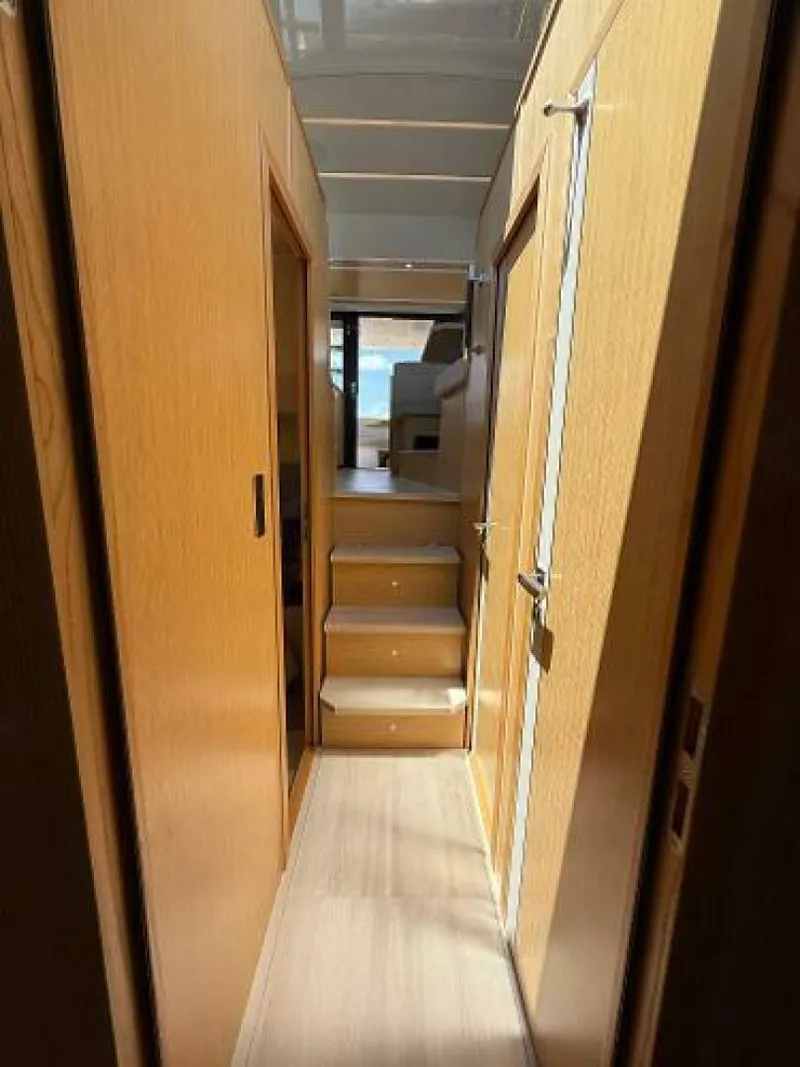 Slide: The Image of Sealine F430 2019 - 5275978