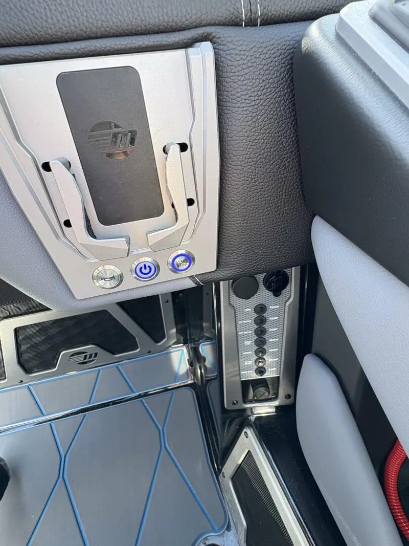 Slide: The Image of Malibu M242 2024 - 5281573