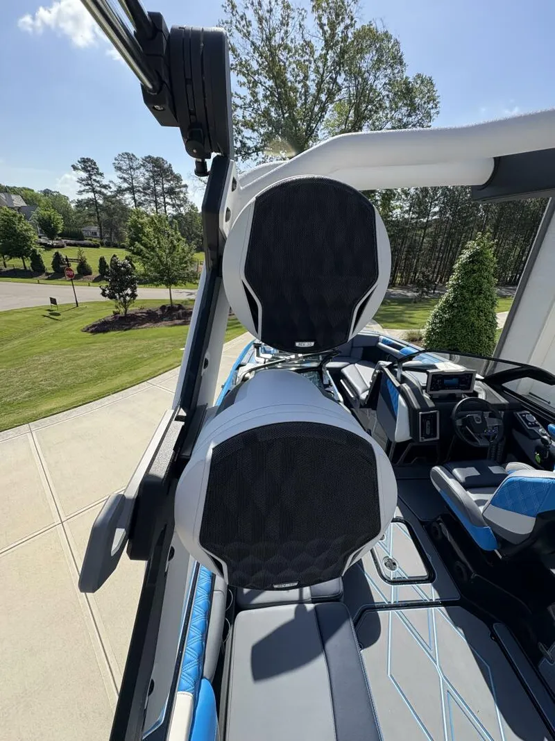 Slide: The Image of Malibu M242 2024 - 5281577