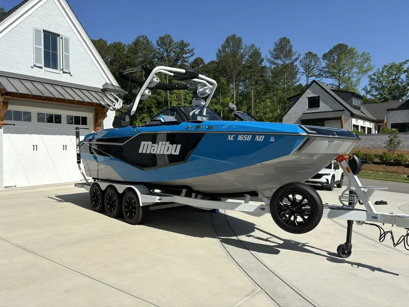 Slide: The Image of Malibu M242 2024 - 5281562