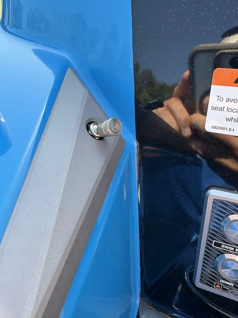 Slide: The Image of Malibu M242 2024 - 5281581