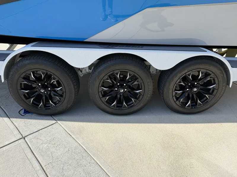 Slide: The Image of Malibu M242 2024 - 5281589