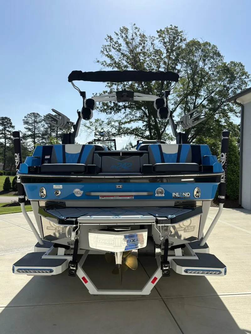 Slide: The Image of Malibu M242 2024 - 5281563