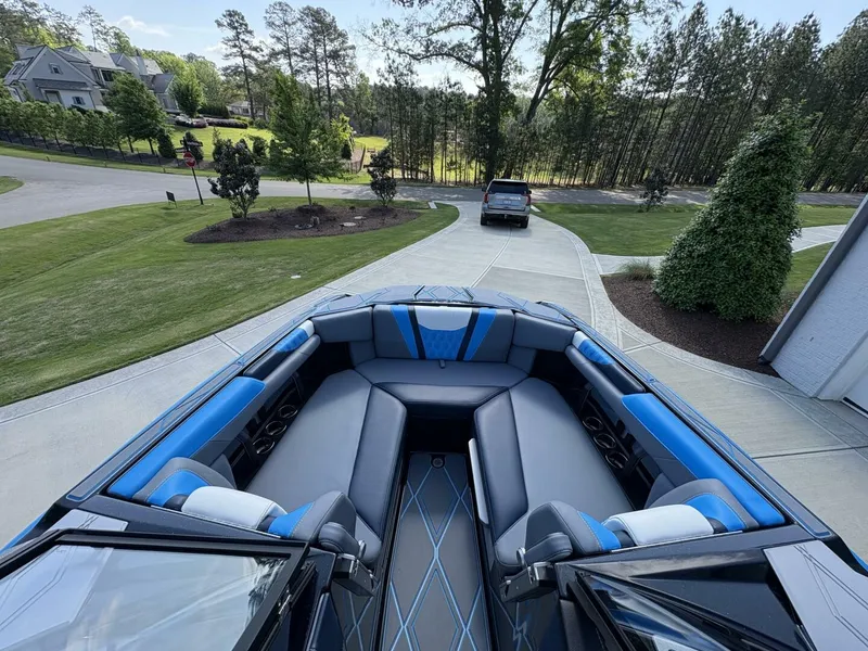 Slide: The Image of Malibu M242 2024 - 5281566