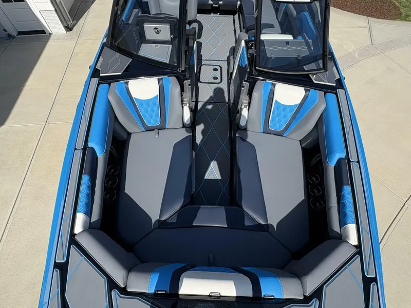 Slide: The Image of Malibu M242 2024 - 5281567