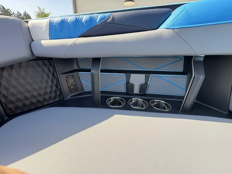 Slide: The Image of Malibu M242 2024 - 5281568