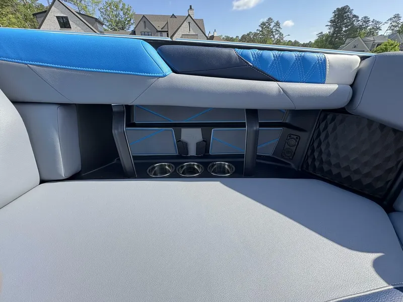 Slide: The Image of Malibu M242 2024 - 5281569