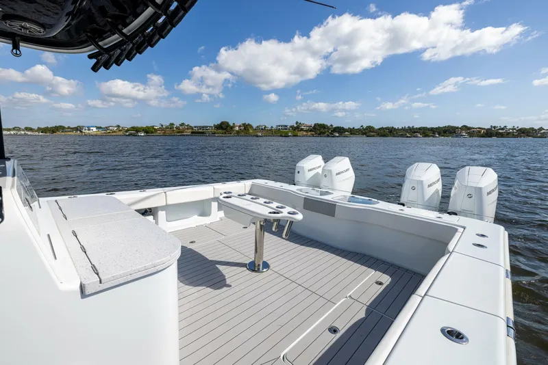 Slide: The Image of Freeman 47 2022 - Exterior Cockpit 2022 Freeman 47 Center Console - 5282242