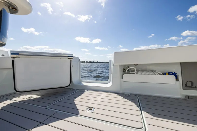 Slide: The Image of Freeman 47 2022 - Exterior Cockpit 2022 Freeman 47 Center Console - 5282243