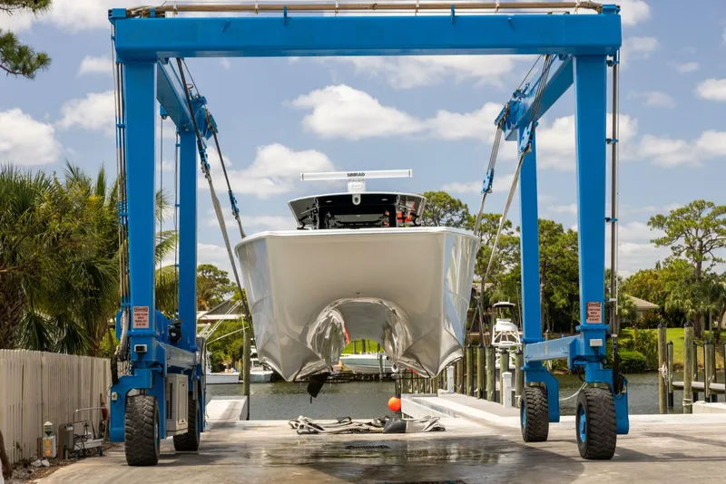 Slide: The Image of Freeman 47 2022 - Exterior Profile 2022 Freeman 47 Center Console - 5282550