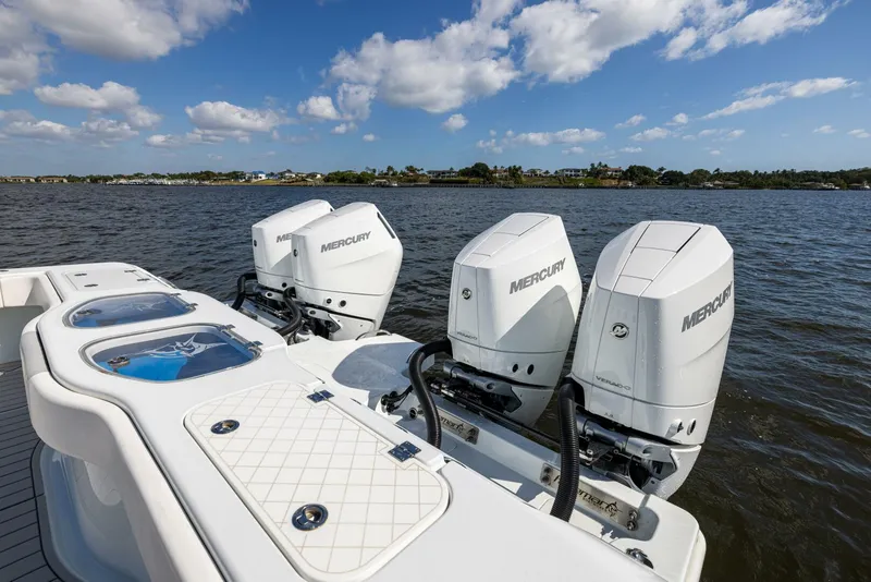 Slide: The Image of Freeman 47 2022 - Exterior Cockpit 2022 Freeman 47 Center Console - 5282245