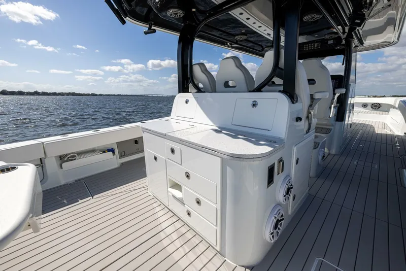 Slide: The Image of Freeman 47 2022 - Exterior Cockpit 2022 Freeman 47 Center Console - 5282248