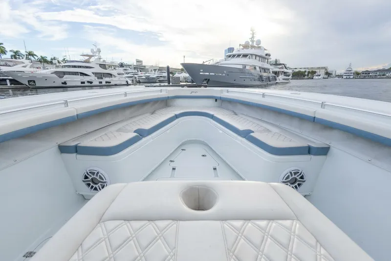 Slide: The Image of Yellowfin 42 2023 - 5818307