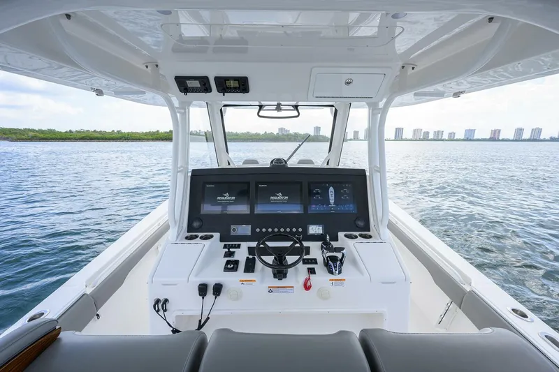 Slide: The Image of Regulator Marine 37 2024 - 5286845