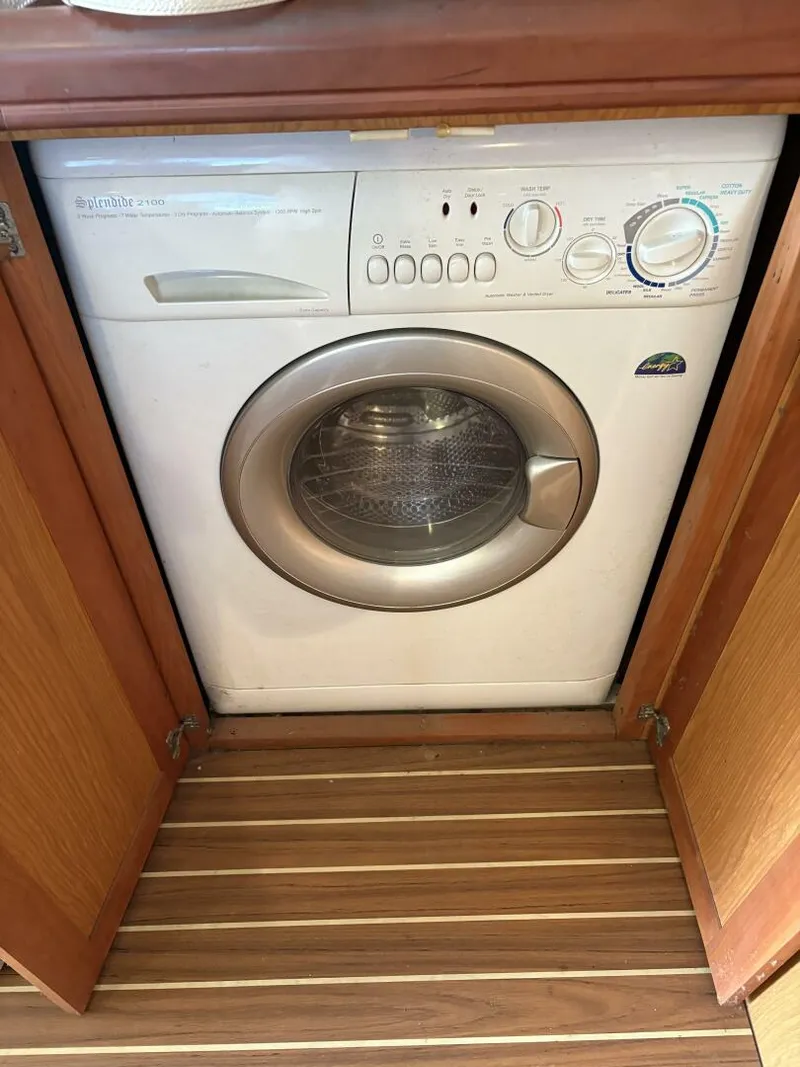 Slide: The Image of 2005 Luhrs 41 Convertible "Rabbit Hole" - 5287979