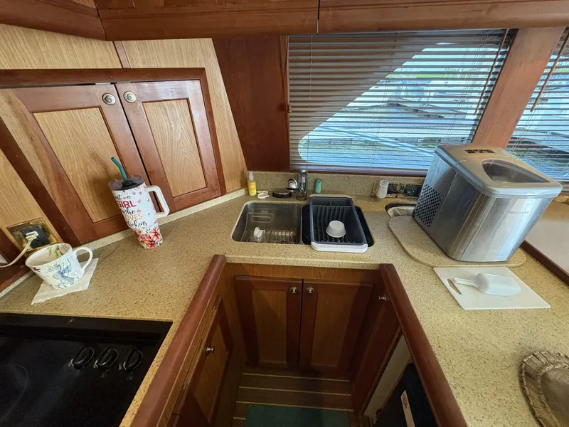 Slide: The Image of 2005 Luhrs 41 Convertible "Rabbit Hole" - 5287970