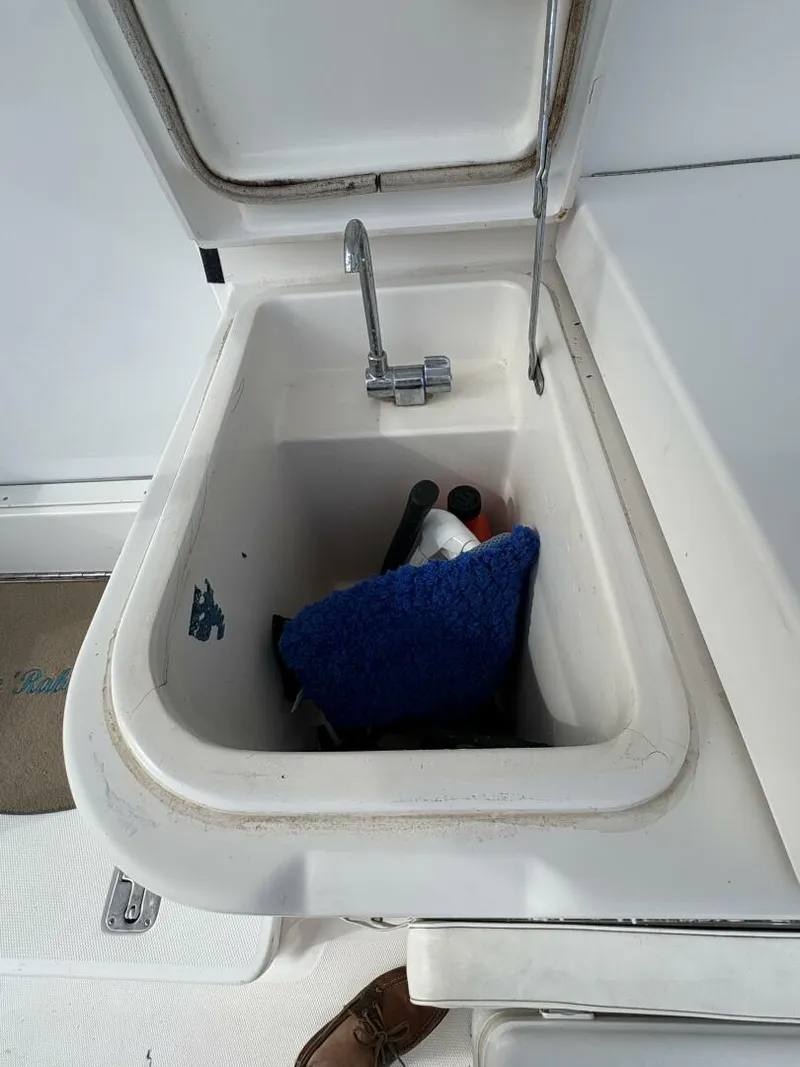 Slide: The Image of 2005 Luhrs 41 Convertible "Rabbit Hole" - 5288070