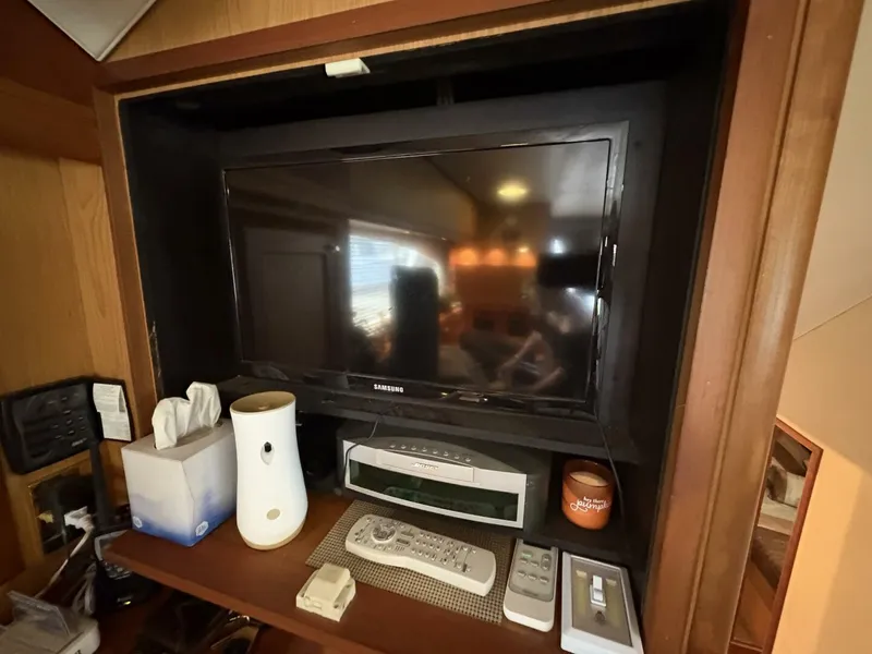 Slide: The Image of 2005 Luhrs 41 Convertible "Rabbit Hole" - 5287977