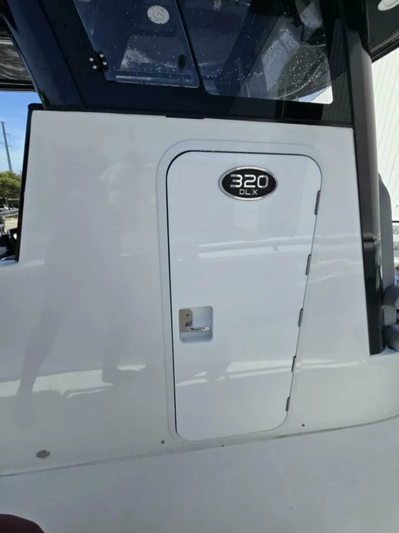 Slide: The Image of Sea Pro 32 DLX Offshore 2023 - 5288912