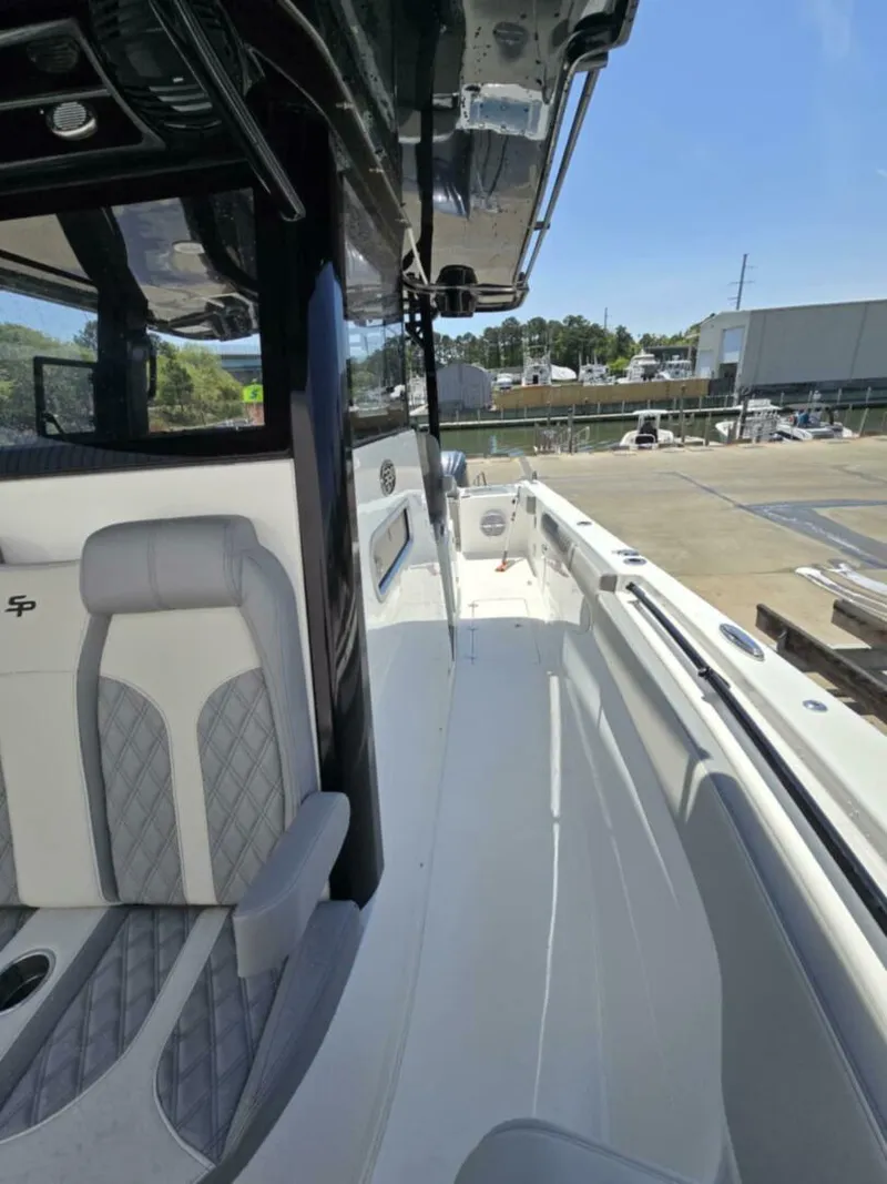 Slide: The Image of Sea Pro 32 DLX Offshore 2023 - 5288925