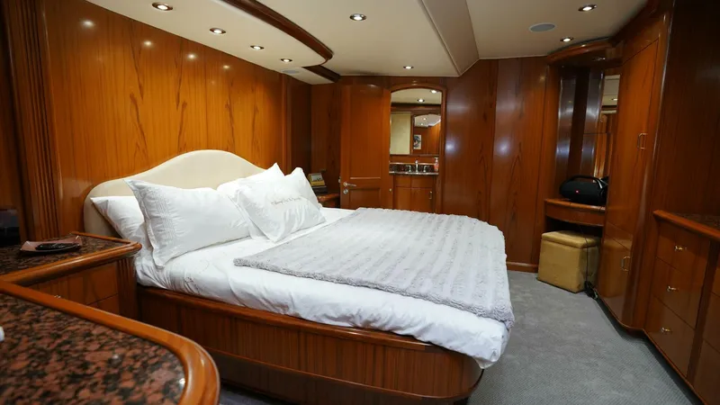 Slide: The Image of Sea Force IX Enclosed Flybridge 2005 - 5934386