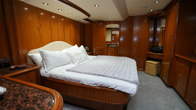 Slide: The Image of Sea Force IX Enclosed Flybridge 2005 - 5934403