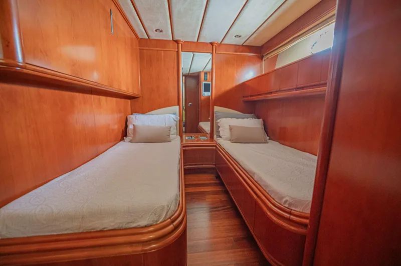 Slide: The Image of Astondoa 72 GLX 2002 - 5289719