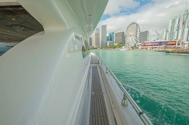 Slide: The Image of Astondoa 72 GLX 2002 - 5289721