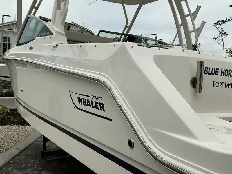 Slide: The Image of Boston Whaler 24 2023 - 5290270