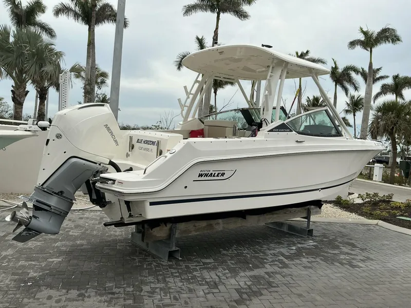 Slide: The Image of Boston Whaler 24 2023 - 5290253