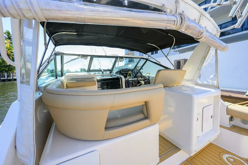 Slide: The Image of Tiara 3100 LE Black Jack - Helm Deck 2002 Tiara 3100 LE Black Jack - 7654638