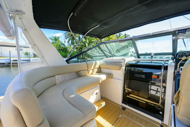 Slide: The Image of Tiara 3100 LE Black Jack - Helm Deck 2002 Tiara 3100 LE Black Jack - 7654631