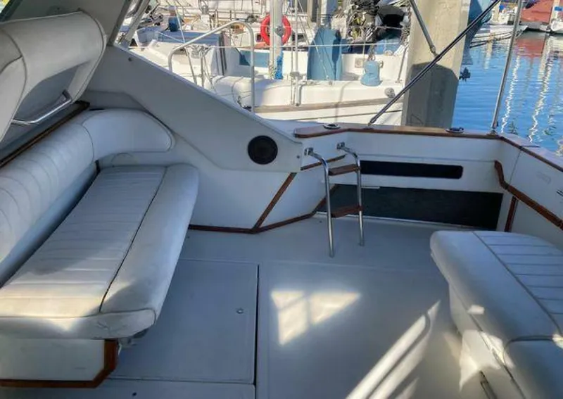 Slide: The Image of Sea Ray 390 Express Cruiser 1988 - 5296257