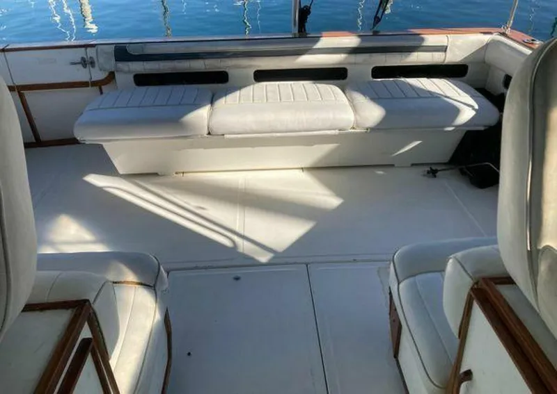 Slide: The Image of Sea Ray 390 Express Cruiser 1988 - 5296258