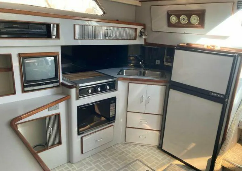 Slide: The Image of Sea Ray 390 Express Cruiser 1988 - 5296262