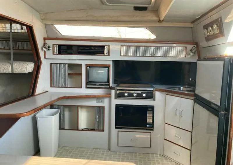 Slide: The Image of Sea Ray 390 Express Cruiser 1988 - 5296264