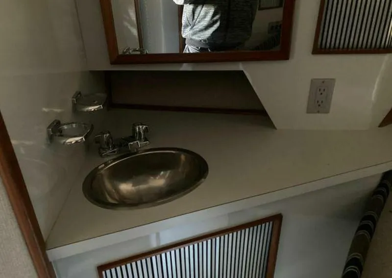 Slide: The Image of Sea Ray 390 Express Cruiser 1988 - 5296267