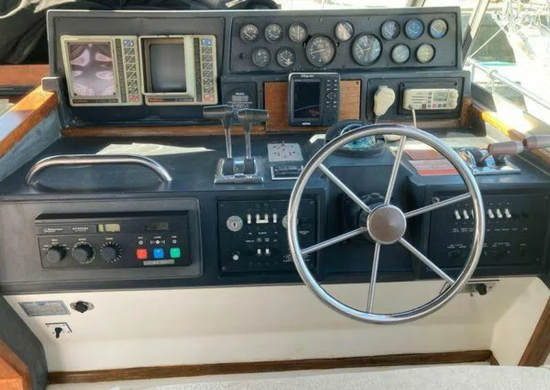 Slide: The Image of Sea Ray 390 Express Cruiser 1988 - 5296256