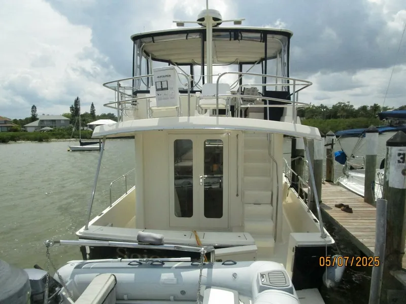 Slide: The Image of 34' Mainship aft profile - 5297577