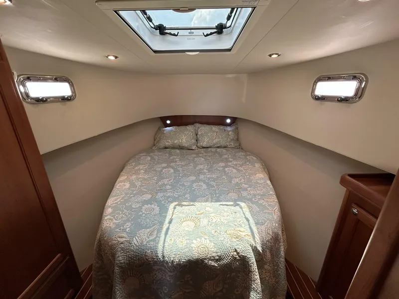 Slide: The Image of 34' Mainship stateroom - 5297667