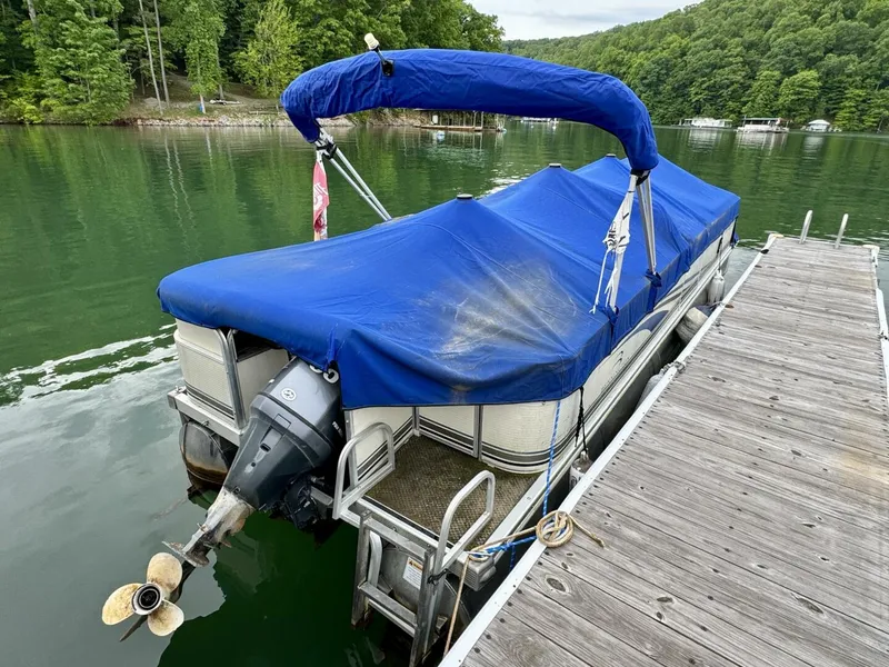 Slide: The Image of Bennington 257L Pontoon Boat 2002 - 5302293