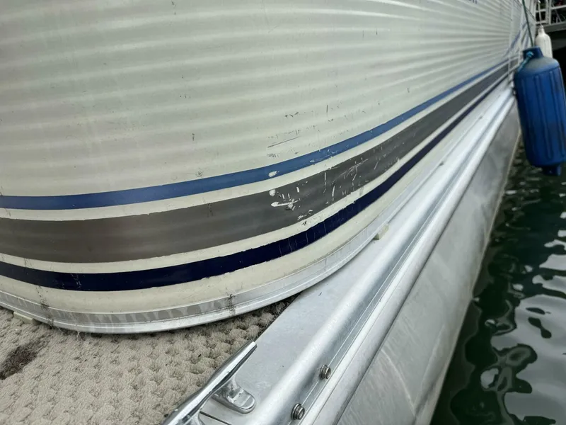 Slide: The Image of Bennington 257L Pontoon Boat 2002 - 5302190