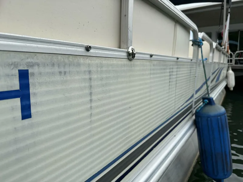 Slide: The Image of Bennington 257L Pontoon Boat 2002 - 5302194