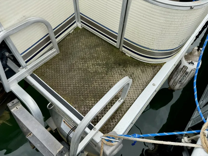 Slide: The Image of Bennington 257L Pontoon Boat 2002 - 5302210