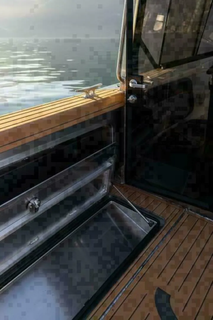 Slide: The Image of Ice Chest with Option of Fish box with pumpout - 5304245