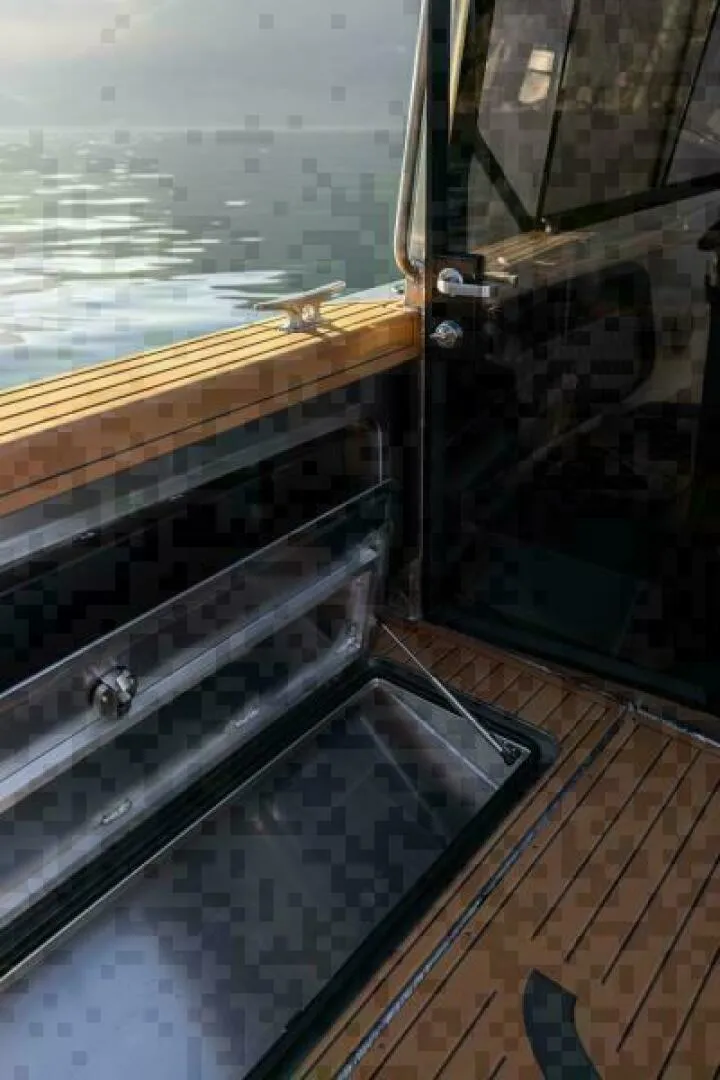 Slide: The Image of Ice Chest with Option of Fish box with pumpout - 5304327