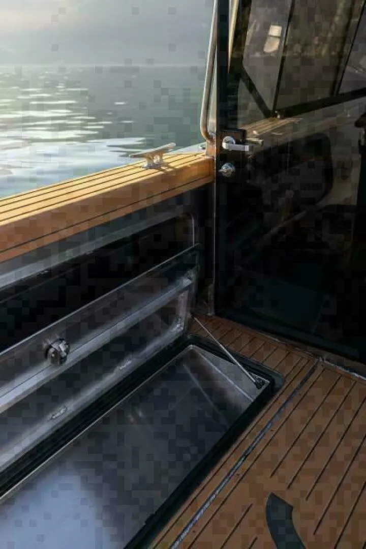 Slide: The Image of Ice Chest with Option of Fish box with pumpout - 5305127