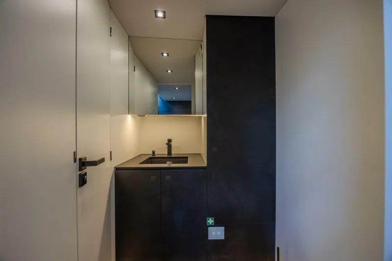 Slide: The Image of Vanquish VQ58 2023 - 5377819