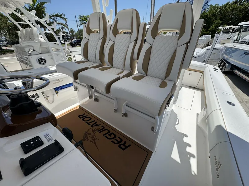 Slide: The Image of Regulator Marine 35cc 2025 - 5326321