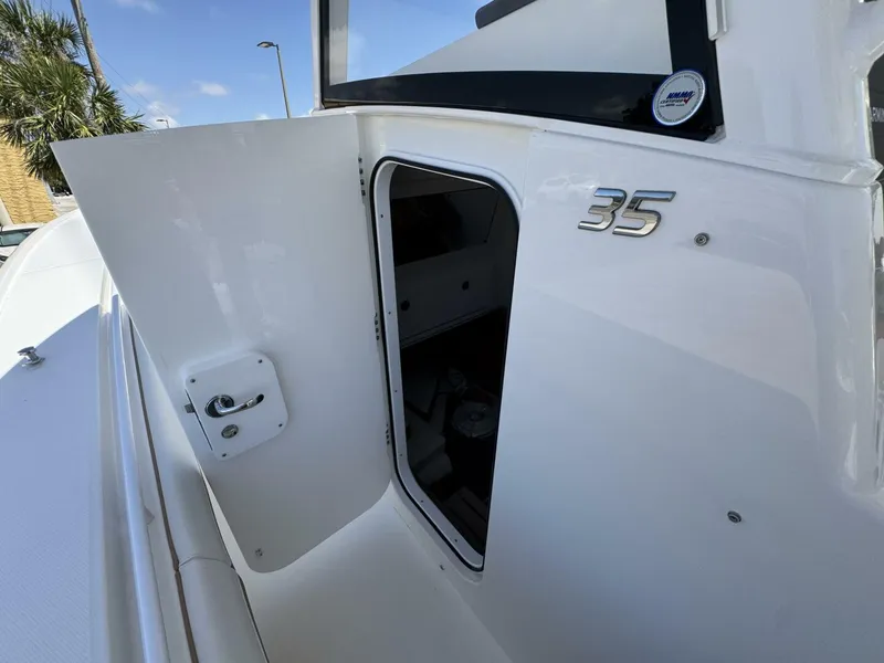 Slide: The Image of Regulator Marine 35cc 2025 - 5326331